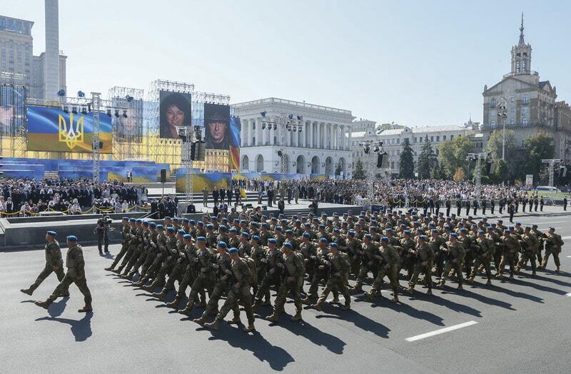 Сльози щастя і гордість за воїнів: грандіозні фотографії військового параду в Києві