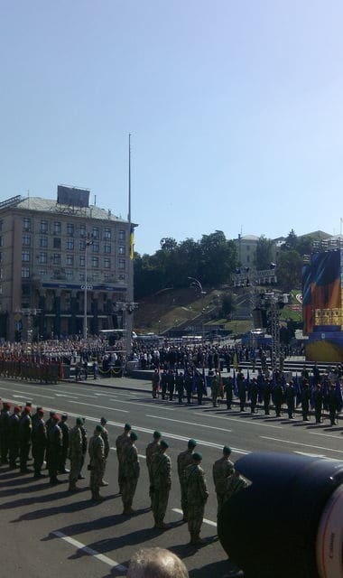 Тысячи людей вышли на Крещатик: фото из центра Киева
