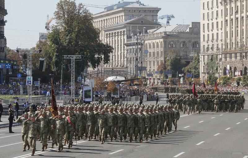 Сльози щастя і гордість за воїнів: грандіозні фотографії військового параду в Києві