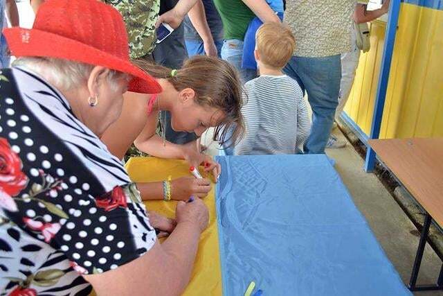 Пограничники подарили крымчанам кусочек Украины: фото поздравления