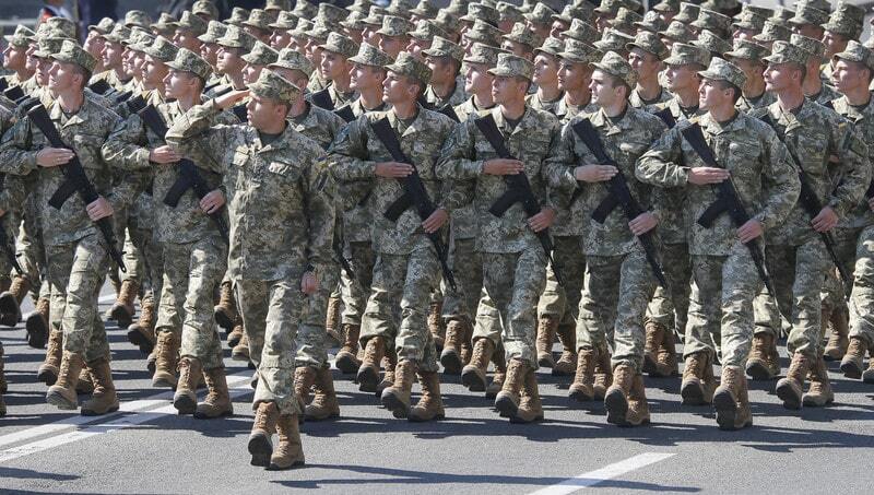 Слезы счастья и гордость за воинов: грандиозные фотографии военного парада в Киеве