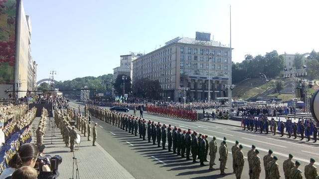 Тысячи людей вышли на Крещатик: фото из центра Киева