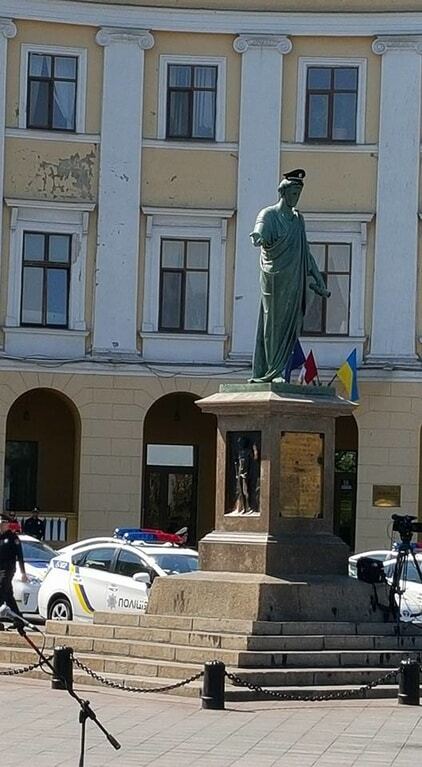Памятник Дюку в Одессе приготовился к встрече с новой патрульной службой: фотофакт