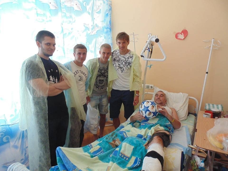 Звездные футболисты "Динамо" поддержали раненых бойцов АТО