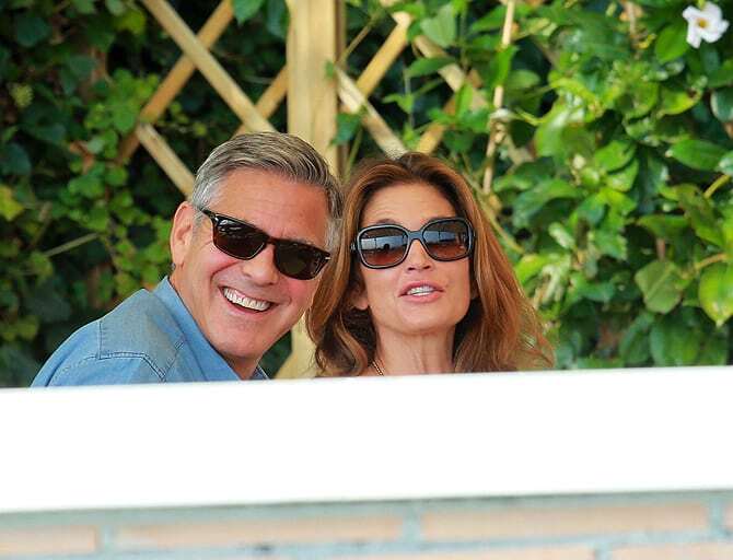 Фотобомбер: Клуни испортил романтическое фото Синди Кроуфорд с мужем