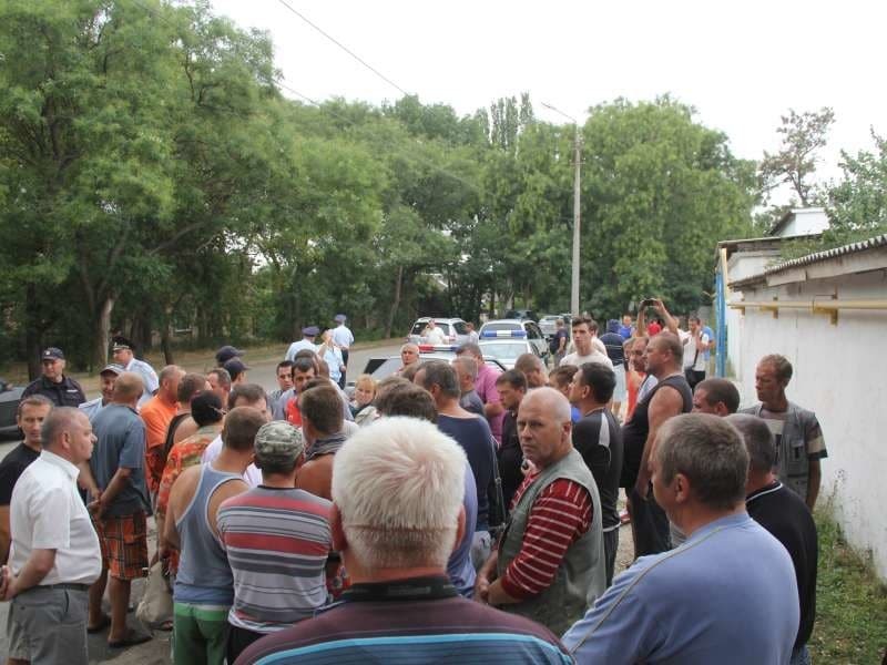 В Керчи бунтуют дальнобойщики: ожидание на переправе достигает 5 дней. Фотофакт