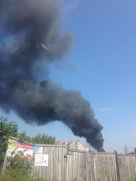 Под Киевом горят промышленные склады: фотофакт