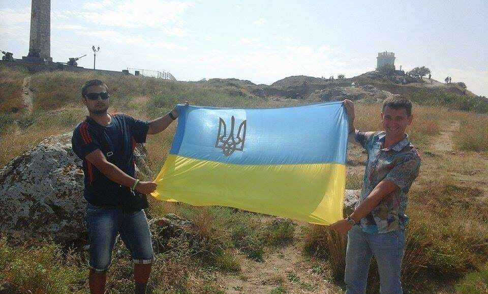 Кримських активістів заарештували і засудили за один день за фото з прапором України