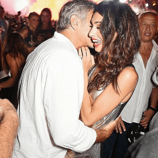 Фотобомбер: Клуни испортил романтическое фото Синди Кроуфорд с мужем