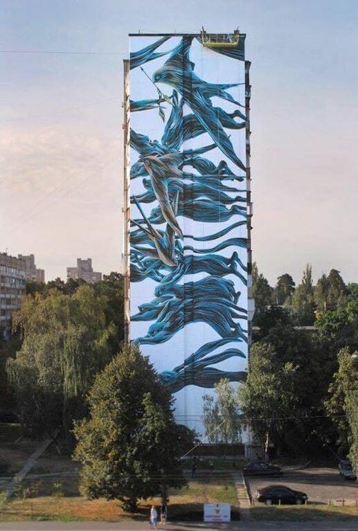 В Киеве 16-этажный дом украсила гигантская картина: фотофакт