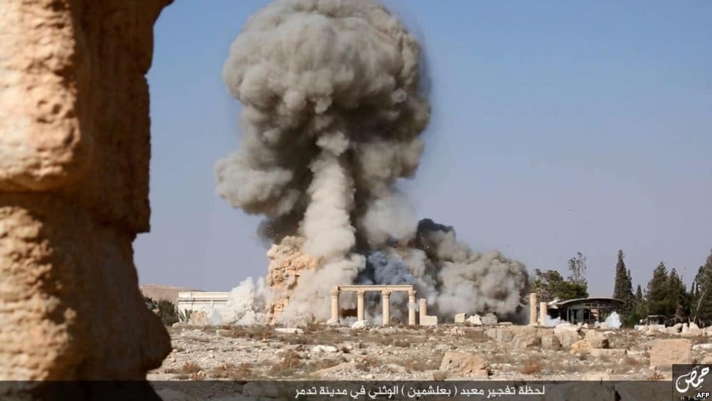 Боевики ИГИЛ взорвали древний храм в Пальмире: фотофакт