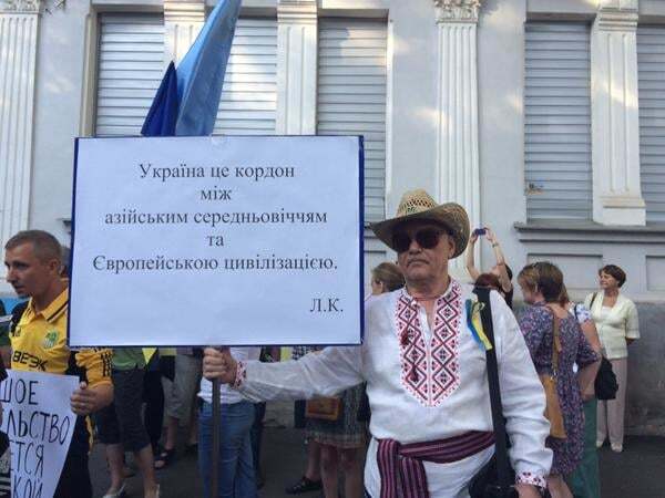 Приговор Сенцову и Кольченко: в Харькове пикетировали консульство России