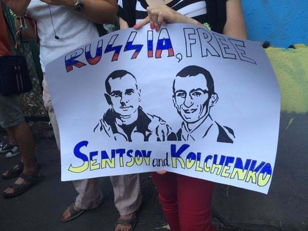 Приговор Сенцову и Кольченко: в Харькове пикетировали консульство России