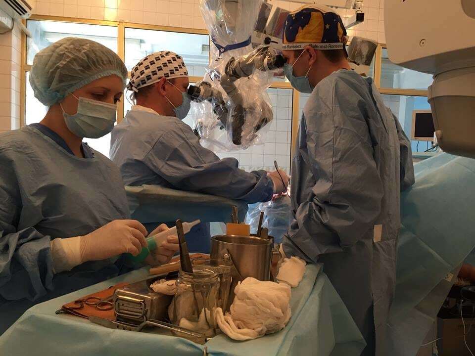 Украинские врачи успешно удалили гигантскую опухоль головного мозга: опубликованы фото