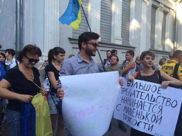 Приговор Сенцову и Кольченко: в Харькове пикетировали консульство России