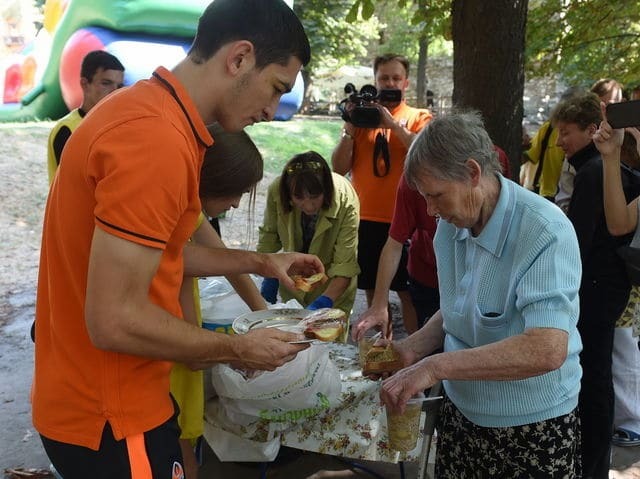Футболист "Шахтера" накормил бездомных во Львове