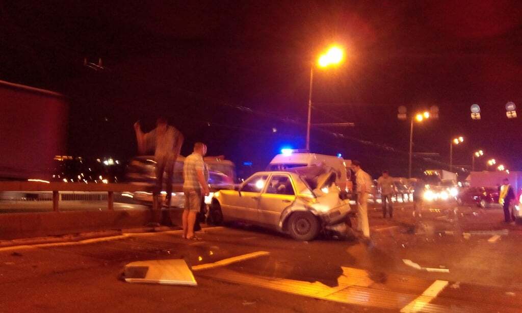 У Києві сталася жахлива ДТП на Московському мосту: фото аварії