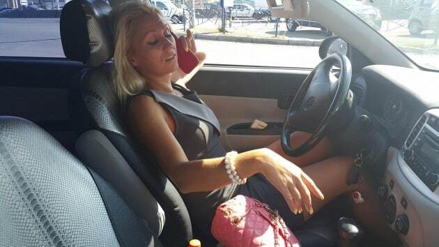 В Киеве блондинка за рулем грубо нарушила правила: фотофакт