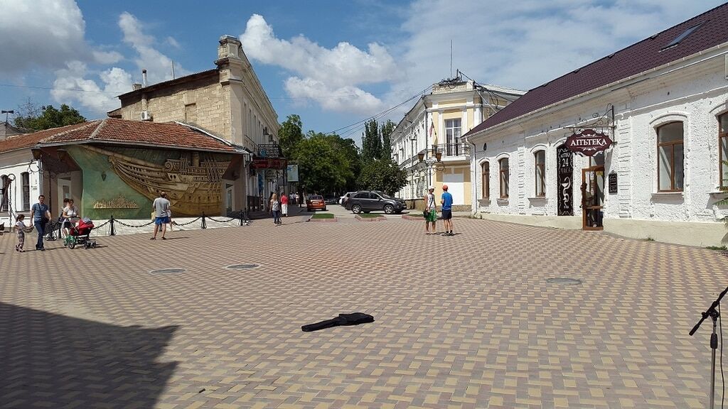 Кримчанин показав "вимерлу" при окупантах Феодосію: фотофакт