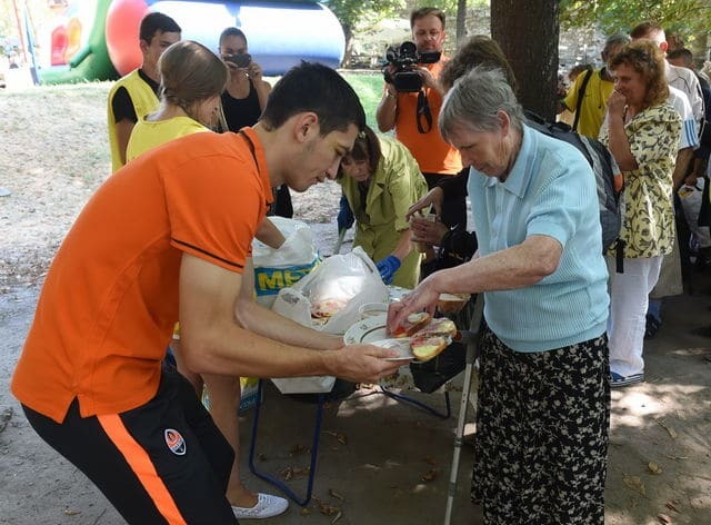 Футболіст "Шахтаря" нагодував бездомних у Львові