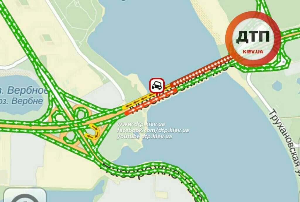 У Києві сталася жахлива ДТП на Московському мосту: фото аварії