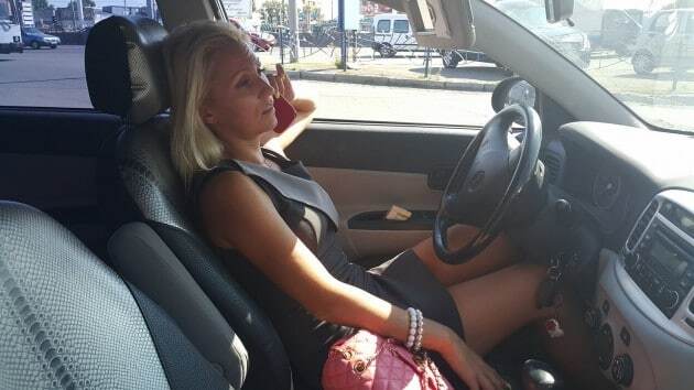 У Києві блондинка за кермом грубо порушила ПДР: фотофакт