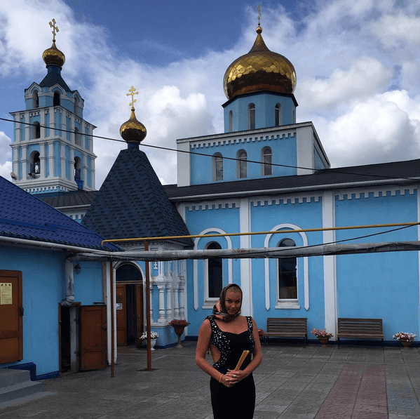 Скандальная Волочкова пришла в храм в вульгарном наряде: фотофакт