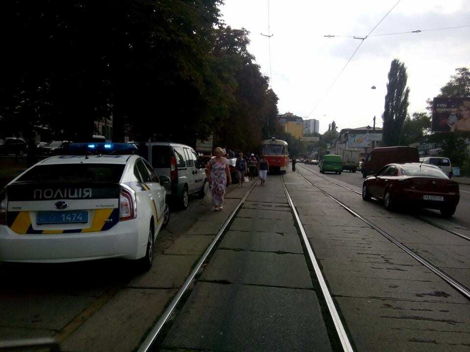 В Киеве "герой парковки" парализовал движение трамваев: фотофакт