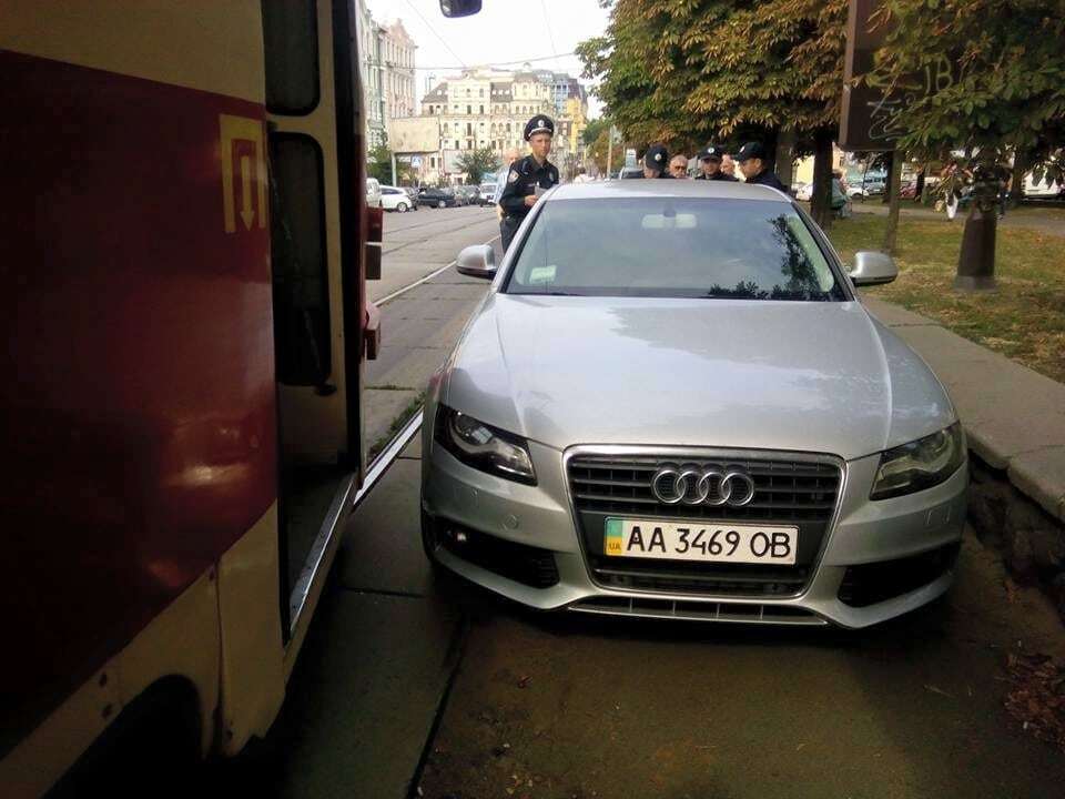 В Киеве "герой парковки" парализовал движение трамваев: фотофакт