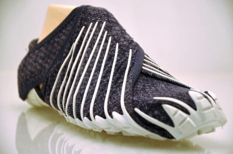 Кроссовки-платки: дизайнеры создали необычную обувь, которая оборачивается вокруг ноги