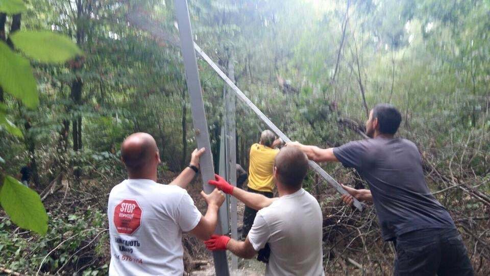 Активісти знесли будівельний паркан в заповідному лісі під Києвом: опубліковані фото і відео