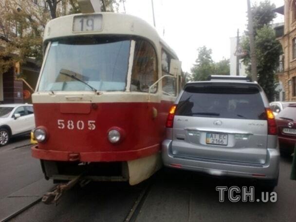 В Киеве Lexus не поделил дорогу с трамваем: фото аварии