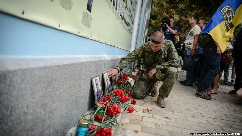У Києві з'явилася стіна пам'яті Іловайської трагедії: фоторепортаж