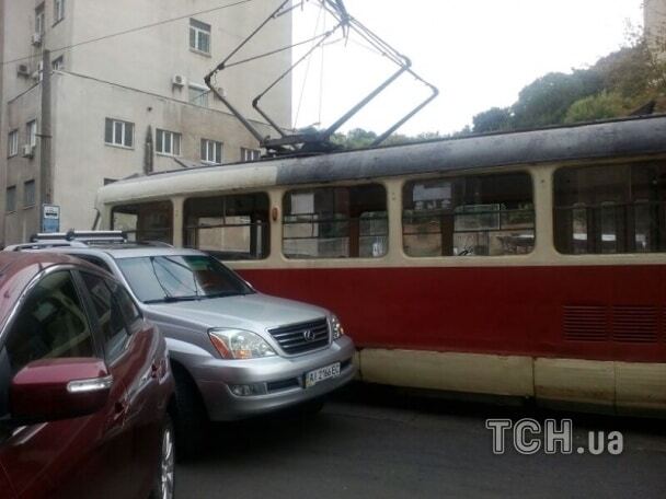 У Києві Lexus не поділив дорогу з трамваєм: фото аварії