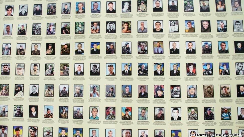 У Києві з'явилася стіна пам'яті Іловайської трагедії: фоторепортаж