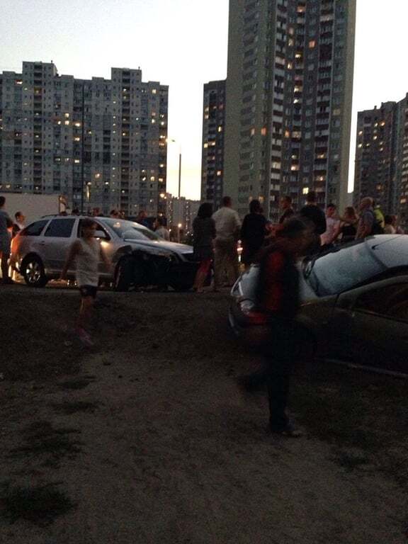 У Києві водія ледь не лінчували після жахливої ДТП на Позняках: фото аварії