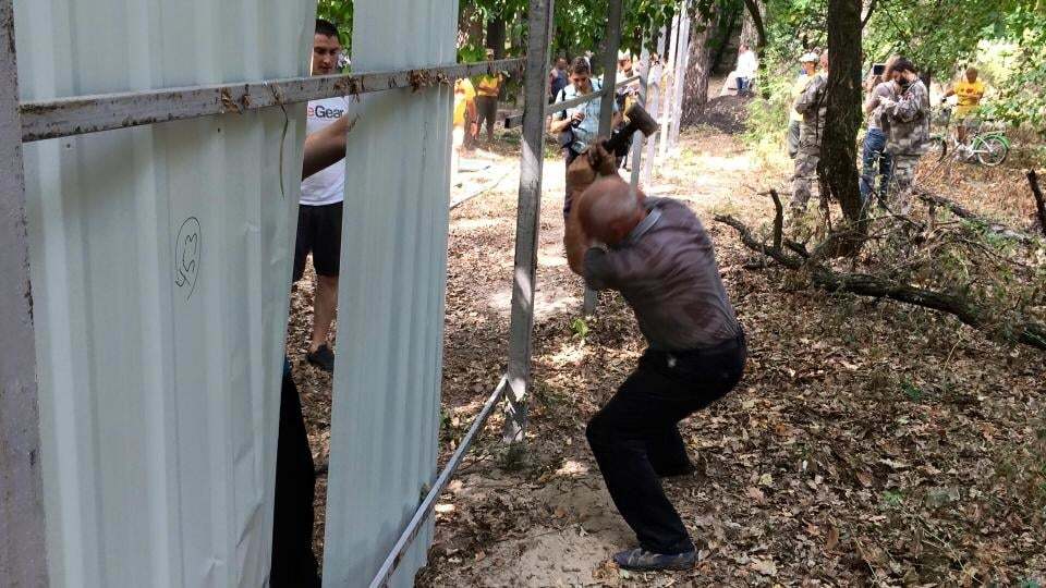 Активисты снесли строительный забор в заповедном лесу под Киевом: опубликованы фото и видео