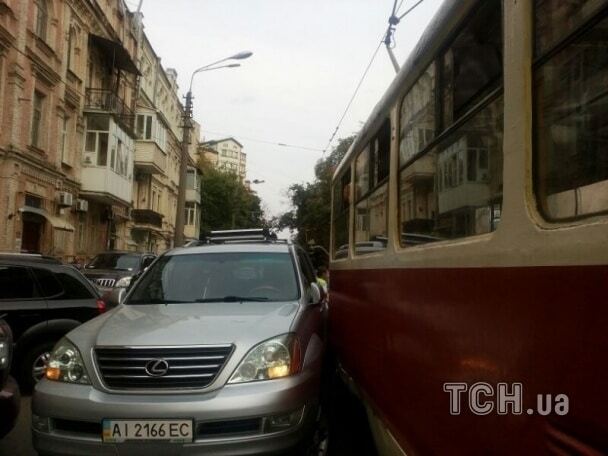 В Киеве Lexus не поделил дорогу с трамваем: фото аварии