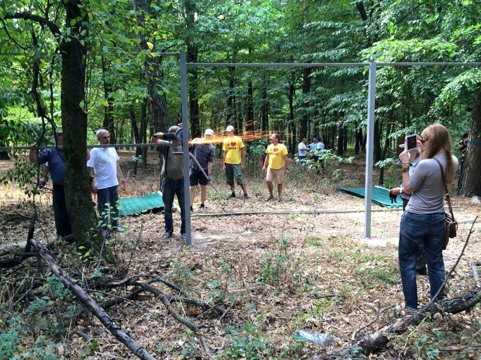 Активисты снесли строительный забор в заповедном лесу под Киевом: опубликованы фото и видео
