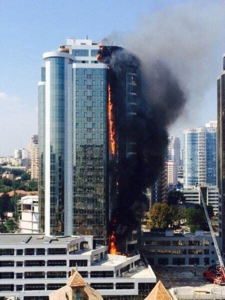 Пожар в элитной многоэтажке в Одессе потушили: есть пострадавшие