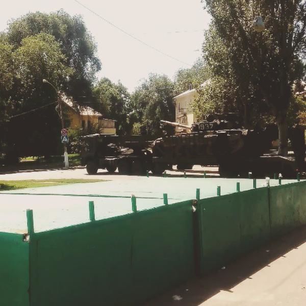 В Донецке во дворе больницы заметили российский танк: фотофакт