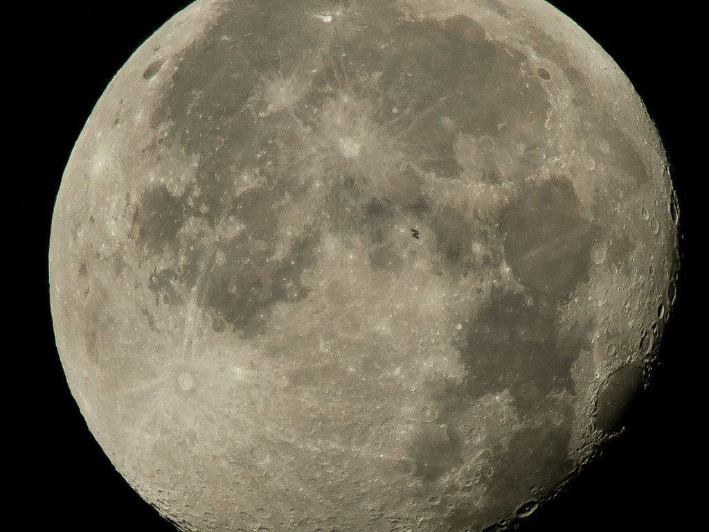 NASA показало редкое фото МКС на фоне полной Луны
