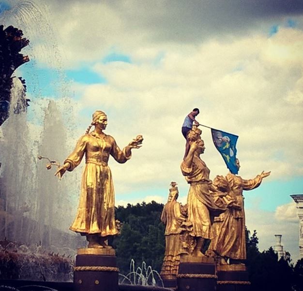 Белочки в фонтанах. Пьяные российские тельняшки отгуляли день ВДВ: фото и видеофакт