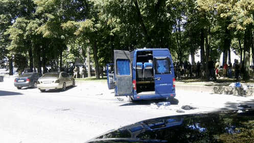 В Харькове стрельба: неизвестные в балаклавах напали на охрану и подожгли офис Добкина. Опубликованы фото 