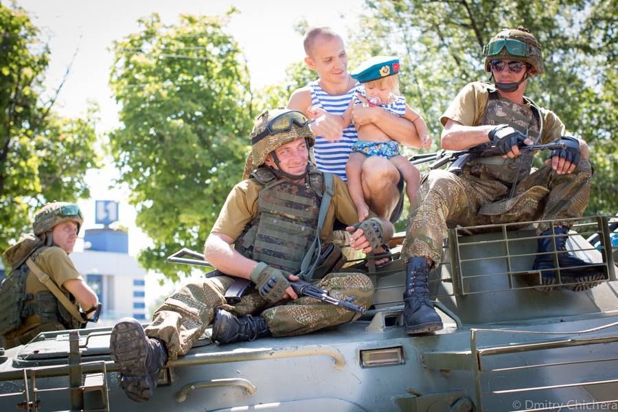 Бирюков не удержался от фото "мимимишных" десантников и морпехов из Мариуполя