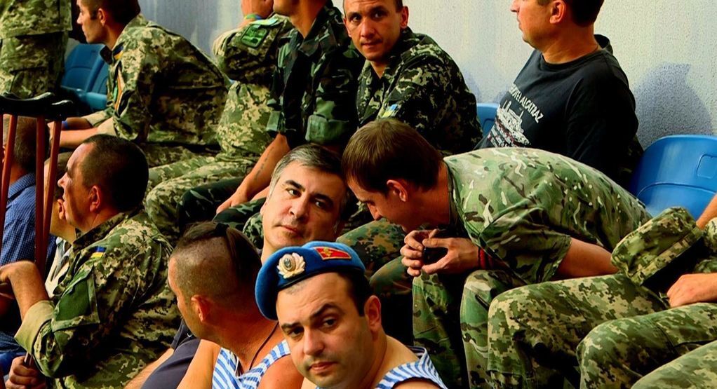Саакашвили посмотрел футбол вместе с бойцами АТО: трогательные фото