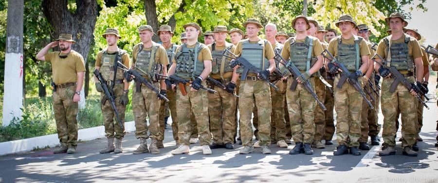 Бирюков не удержался от фото "мимимишных" десантников и морпехов из Мариуполя