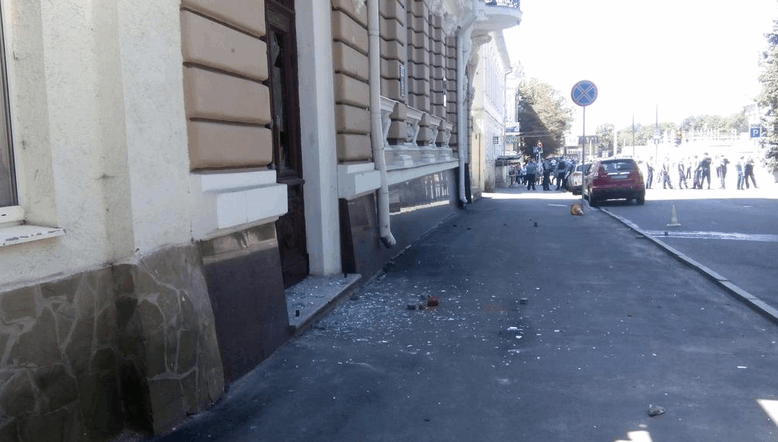 В Харькове стрельба: неизвестные напали на охрану и подожгли офис Добкина