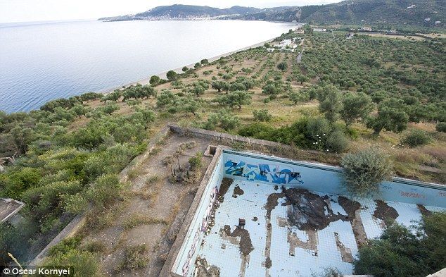 Во что кризис превратил роскошный курорт Греции, где отдыхала Джоли