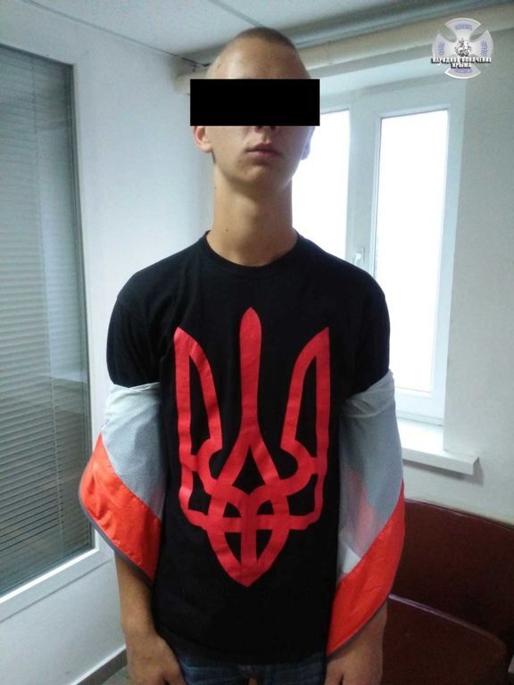 У Криму затримали підлітка через футболку з тризубом: фотофакт